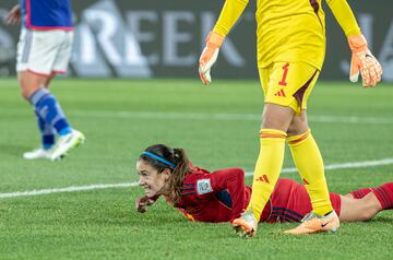 La futbolista catalana se lamenta tras no llegar a rematar un baln que podra haber supuesto el primer tanto del partido