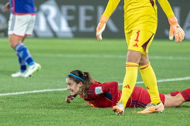 La futbolista catalana se lamenta tras no llegar a rematar un balón que podría haber supuesto el primer tanto del partido