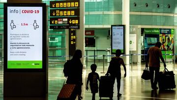 Viajeros con máscaras sanitarias caminan por la Terminal 1 del aeropuerto Josep Tarradelles - El Prat, en Barcelona. EFE/ Enric Fontcuberta