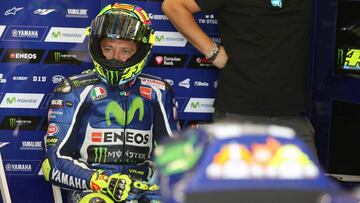 Rossi, en el box de Yamaha durante el test de Spielberg.