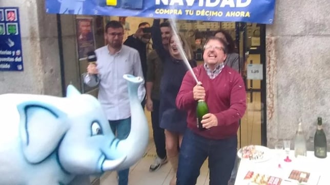 La administración que está a 200 metros de doña Manolita y ha venido 410 decimos del cuarto