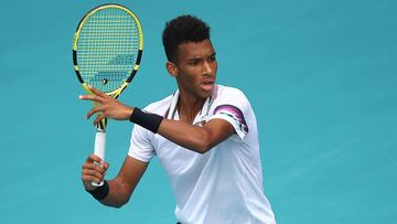 Felix Auger-Aliassime devuelve una bola ante John Isner durante las semifinales del Miami Open en Miami Gardens, Florida.
