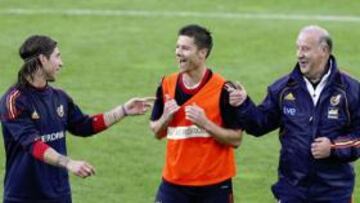 <b>BUEN AMBIENTE. </b>Ramos y Alonso se ríen con Del Bosque.