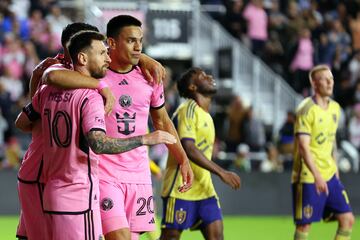 FORT LAUDERDALE, FLORIDA - FEBRUARY 21: Inter Miami celebrates with Diego Gomez #20 after Gomez' goal during the during the second half against Real Salt Lake at Chase Stadium on February 21, 2024 in Fort Lauderdale, Florida.   Megan Briggs/Getty Images/AFP (Photo by Megan Briggs / GETTY IMAGES NORTH AMERICA / Getty Images via AFP)