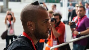 Dani Alves estrena "peinado" para la final de Copa del Rey