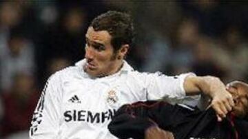 <b> SIEMPRE BLANCO. </B> El centrocampista blanco ha cumplido uno de sus sueños: continuar vistiendo la camiseta del Real Madrid.