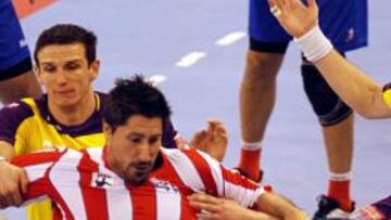 <b>OTRA VICTORIA. </b>El pivote Edu Fernández, en plena pelea con los defensores del Fuchse Berlín.