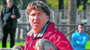 <b>CAUTELA. </b>Esteban, con dos balones de rugby en un entrenamiento.