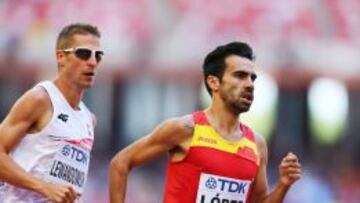 Kevin L&oacute;pez precede al polaco Marcin Lewandowski en las semifinales de 800 metros de los Mundiales de Pek&iacute;n. 