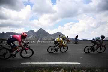 Julian Alaphilippe con el maillot amarillo. 