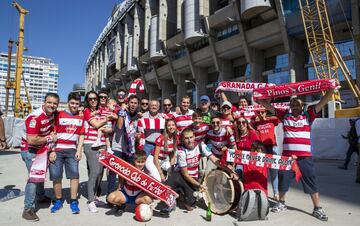 Numerosos aficionados granadinos se han transladado al Santiago Bernab¨¦u para disfrutar del encuentro.