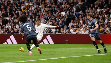 El francés salió en carrera y el brasileño solo tuvo que dársela. Lejeune parecía que le cerraba en el área, pero llegó muy forzado el central y tras llevarse la pelota dividida la cruzó con autoridad.


