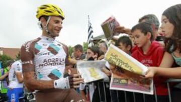 &Iacute;DOLO LOCAL. P&eacute;raud firma aut&oacute;grafos en la salida de ayer a los j&oacute;venes aficionados franceses. 
 