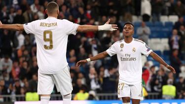 Karim celebra con Rodrygo su primer gol al Galatasaray.