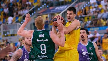 LAS PALMAS DE GRAN CANARIA, 08/10/2023.- Nico Brussino (c) y Alberto Díaz (i), jugadores del Dreamland Gran Canaria y del Unicaja, respectivamente, durante en el partido de la cuarta jornada de la Liga Endesa, que ambos equipo han disputado hoy en el Gran Canaria Arena. EFE/Ángel Medina G.