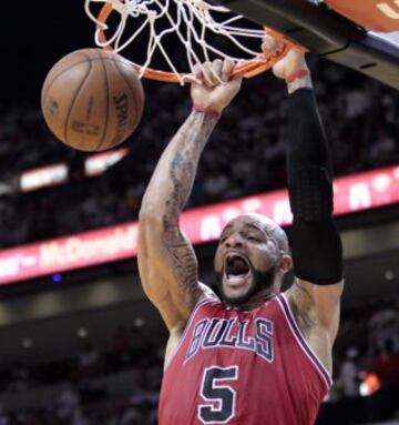 Miami 86 - Bulls 93 (0-1). Canasta de Carlos Boozer de los Chicago Bulls.