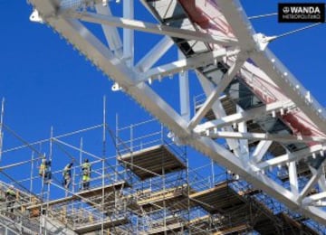 En la parte más alta de la grada del lateral oeste una estructura de andamios permite trabajar a los operarios en el montaje del voladizo que presentará la cubierta en esta zona. 