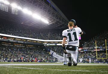 Las Águilas de Filadelfia sufrieron su segunda derrota de la temporada al caer como visitantes 10-24 frente a los Halcones Marinos de Seattle en el partido del domingo por la noche de la semana 13 de la NFL. Carson Wentz lanzó 348 yardas, un pase de anotación y una intercepción, mientras que su contraparte, Russell Wilson, encontró las diagonales en tres ocasiones. A pesar de la derrota, las Águilas tienen marca de 10-2 y lidera con comodidad la división Este de la Conferencia Nacional.