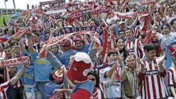 <b>FIESTA. </b>Los aficionados del Sporting pondrán un colorido muy especial al partido de este domingo en Vigo contra el Celta.