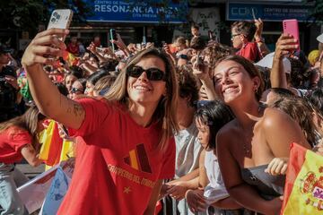 La guardameta española Misa se fotografía con una seguidora.