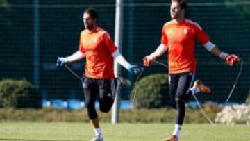 Los porteros trabajan durante el entrenamiento del Real Madrid.