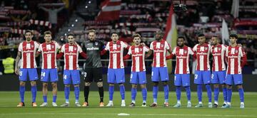 Minuto de silencio por el fallecimiento de Carlos Simeone, padre del técnico del Atletico de Madrid.