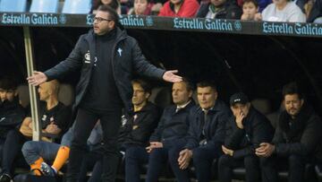 Antonio Mohamed, con los brazos abiertos, durante el partido entre el Celta y la Real Sociedad de la Copa del Rey disputado en Balaídos,