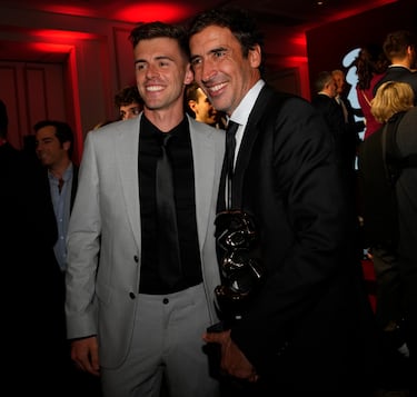 Adrián Ben Montenegro, especialista en las carreras de mediofondo, posa junto a Raúl González Blanco durante la Gala de los Premios AS 2025.