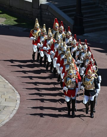 La Household Cavalry desfila hacia la Capilla de St George. 