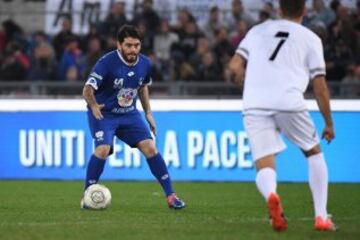 ROM01. ROMA (ITALIA), 12/10/2016.-El hijo de la leyenda del fútbol argentino Diego Armando Maradona, Diego Armando Maradona jr es visto durante un partido de beneficencia 'Partido de la Paz- Unidos por la Paz' hoy, miércoles 12 de octubre de 2016, que es promovido por la fundación Escuelas del Encuentro, una organización impulsada por el papa Francisco, en el estadio Olímpico en Roma (Italia). 