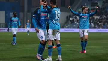 REGGIO NELL'EMILIA, ITALY - FEBRUARY 17: Giovanni Simeone of SSC Napoli celebrates with team mate Giovanni Di Lorenzo after scoring to give the side a 3-0 lead during the Serie A match between US Sassuolo and SSC Napoli at Mapei Stadium - Citta' del Tricolore on February 17, 2023 in Reggio nell'Emilia, Italy. (Photo by Jonathan Moscrop/Getty Images)