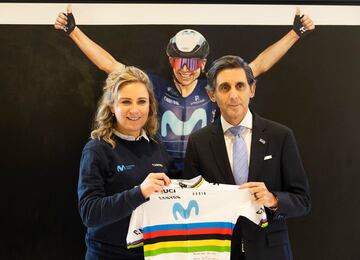 Van Vleuten y Pallete, CEO de Telefónica, con el maillot de campeona del mundo de la neerlandesa.