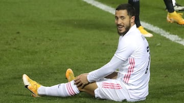 Soccer Football - Spanish Super Cup - Semi Final - Real Madrid v Athletic Bilbao - La Rosaleda Stadium, Malaga, Spain - January 14, 2021 Real Madrid&#039;s Eden Hazard reacts on the ground REUTERS/Jon Nazca