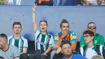 Una aficionada racinguista haciendo la V de la victoria ayer en Orriols.