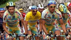 Marco Pantani rueda con el maillot amarillo de l&iacute;der durante la 16&ordf; etapa del Tour de Francia de 1998.