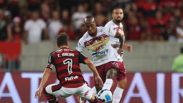 Soccer Football - Copa Libertadores - Round of 16 - Second Leg - Flamengo v Deportes Tolima - Maracana, Rio de Janeiro, Brazil - July 6, 2022 Deportes Tolima's Junior Hernandez in action with Flamengo's Everton Ribeiro REUTERS/Sergio Moraes