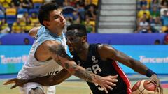US Norris Cole (R) and Argentina's Gabriel Deck battle for a ball during the FIBA Men's AmeriCup semifinal game in Recife, Pernambuco state, Brazil, on September 10, 2022. (Photo by NELSON ALMEIDA / AFP) (Photo by NELSON ALMEIDA/AFP via Getty Images)