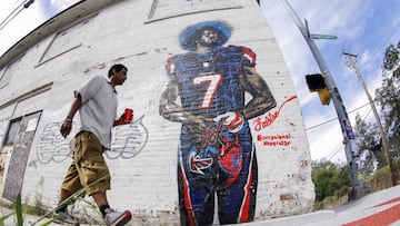 ELX02. ATLANTA (ESTADOS UNIDOS), 16/10/2017.- Un hombre camina junto a un mural dedicado al jugador de la Liga Nacional de F&uacute;tbol Americano (NFL), el mariscal de campo Colin Kaepernic en Atlanta (Estados Unidos) hoy, 16 de octubre de 2017. Kaepernic decidi&oacute; elevar ante los tribunales de justicia su situaci&oacute;n de agente libre que hasta el momento no ha podido conseguir que alg&uacute;n equipo de la NFL lo haya fichado. EFE/ Erik S. Lesser