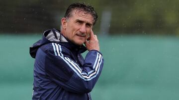 Palo de Bauza a los jugadores: "Les pega mucho la presión"