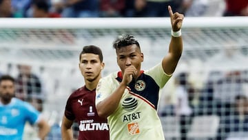 MEX01. CIUDAD DE M&Eacute;XICO (M&Eacute;XICO), 02/02/2019.- El jugador de Am&eacute;rica Roger Mart&iacute;nez celebra una anotaci&oacute;n ante Quer&eacute;taro hoy, s&aacute;bado durante un partido de la jornada cinco del Torneo Clausura 2019 realizado