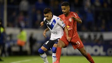 Argentina's Velez Lucas Janson (L) and Brazil's Red Bull Bragantino Aderlan vie for the ball during their Copa Libertadores group stage first leg football match, at the Jose Amalfitani stadium in Liniers, Buenos Aires province, on April 14, 2022. (Photo by Juan Mabromata / AFP)