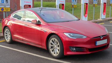 Tesla informa de un error de sobrecalentamiento en el sistema de información
