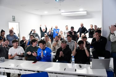 Los jugadores del CD Atlético Baleares tras conocer que se enfrentarán al Atlético de Madrid en los dieciseisavos de final de la Copa del Rey.