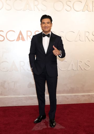 Mario Lopez posa en la alfombra roja del Dolby Theatre.