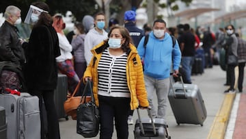 Per&uacute; reanudar&aacute; los viajes a&eacute;reos internacionales, inicialmente hacia pa&iacute;ses vecinos, a partir del 5 de octubre, despu&eacute;s de una suspensi&oacute;n de seis meses por la pandemia de la COVID-19, seg&uacute;n anunci&oacute; el mandatario peruano, Mart&iacute;n Vizcarra. EFE/Paolo Aguilar/Archivo