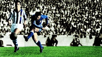 El azul se convirti¨® en el segundo color de las equipaciones del conjunto madridista. Se sol¨ªa utilizar para no coincidir con los primeros trajes de otros equipos, como por ejemplo en la imagen: Puskas dispara sobre la meta de la Real Sociedad en un encuentro de la d¨¦cada de los 60.