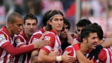 Los jugadores del Atlético forman una piña y celebran uno de los goles del conjunto rojiblanco.