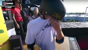 El joven skater brasile&ntilde;o de 12 a&ntilde;os Gui Khury sec&aacute;ndose las l&aacute;grimas con su camiseta en el halfpipe de los X Games 2021 tras planchar el primer 1080 de la historia en Skate Vert, superando al mism&iacute;simo Tony Hawk. 