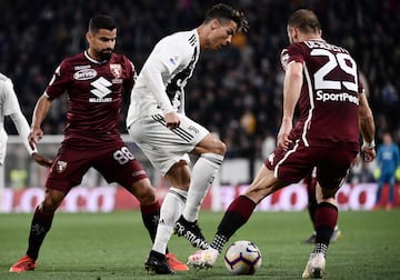 El delantero portugués de la Juventus de Turín estrenó el pasado viernes en el derbi de Turín sus nuevas botas, las Nike Mercurial Superfly personalizadas. Son de color negro con una suela dorada. Aunque, sin duda, el aspecto más llamativo es la palabra “