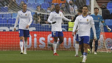 Los jugadores del Zaragoza acuden al centro del campo tras el segundo gol del Tenerife.